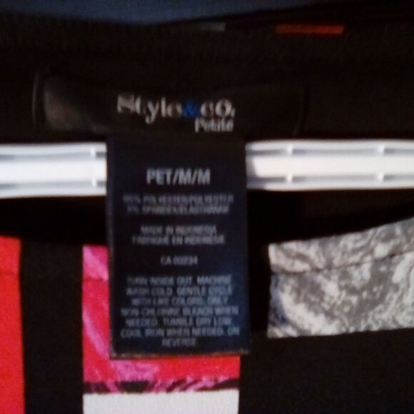 Women's pattern 3/4 length sleeve top - Picture 2 of 6